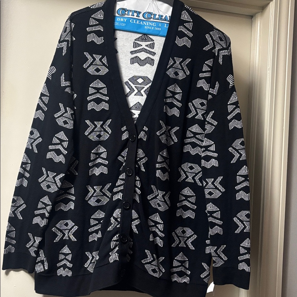 Forever21 Women’s Black & White Long Sleeve Sweater Cardigan
J